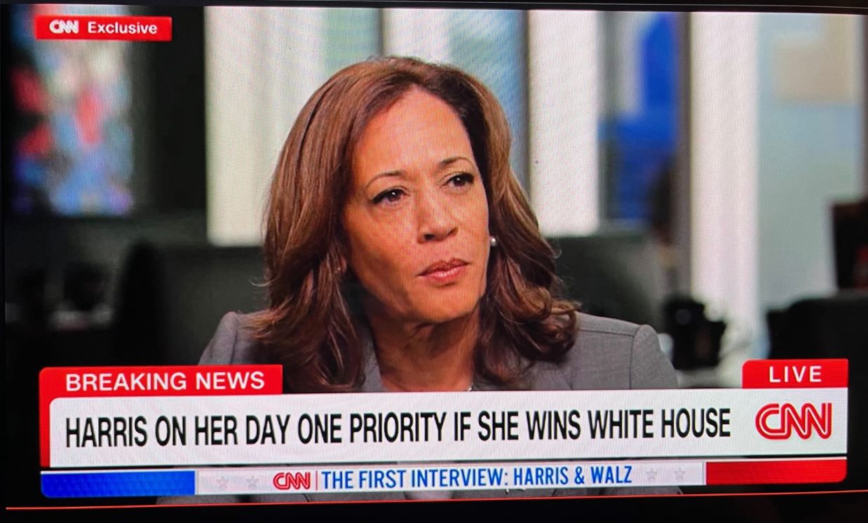 CNN mimó a Kamala Harris en una entrevista de softbol