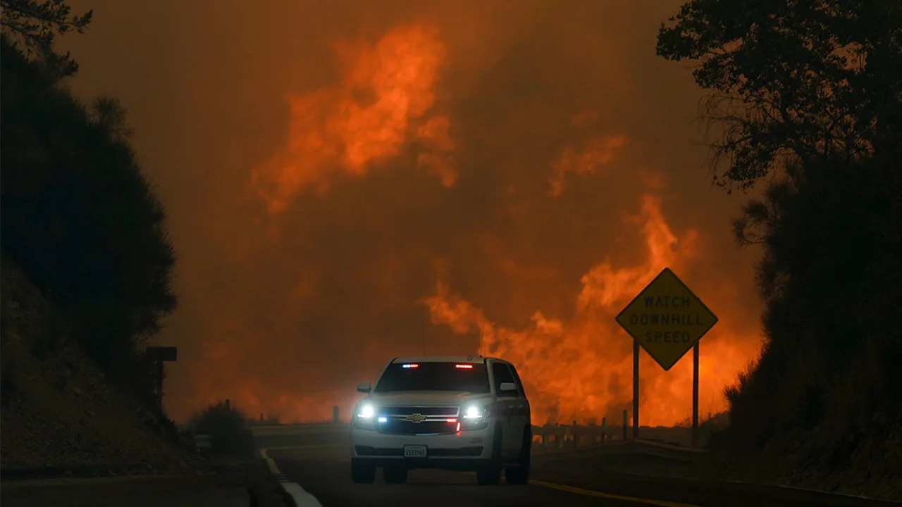 35.000 viviendas y edificios se encuentran en la trayectoria de este incendio forestal en California