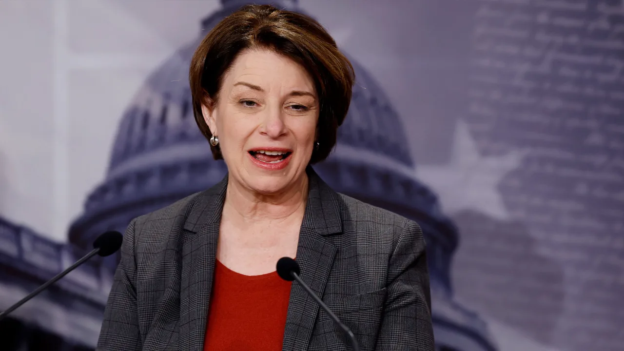 Amy Klobuchar y Elizabeth Warren quieren que se investigue la IA generativa antes de que acabe con el periodismo