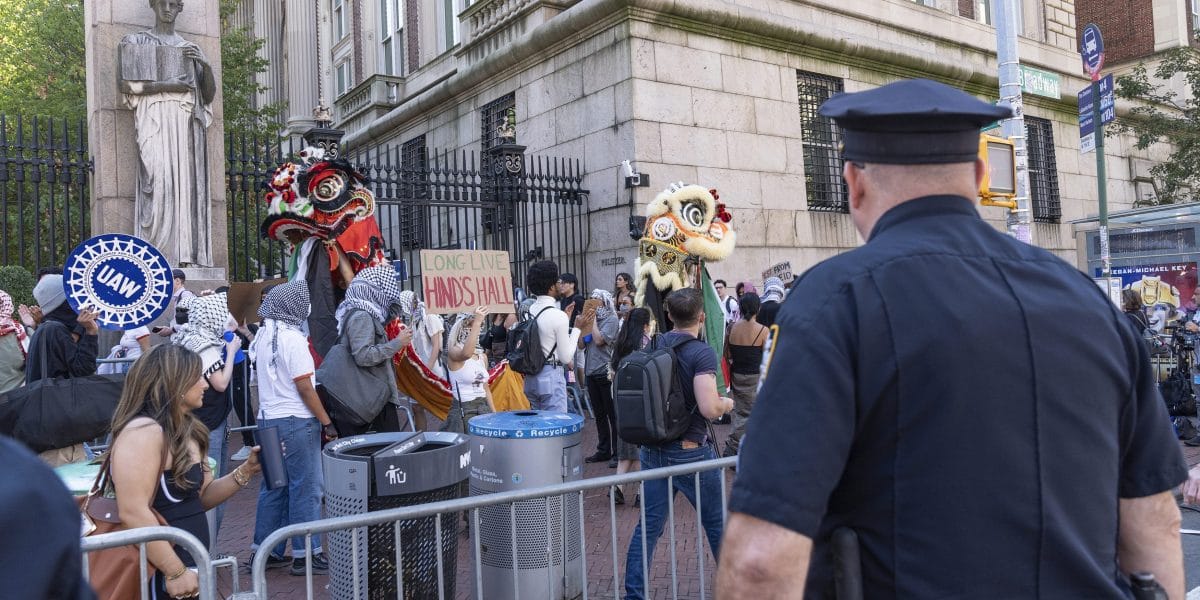 La ley de Columbia ordenó a los profesores que llamaran a la policía universitaria sobre los estudiantes manifestantes